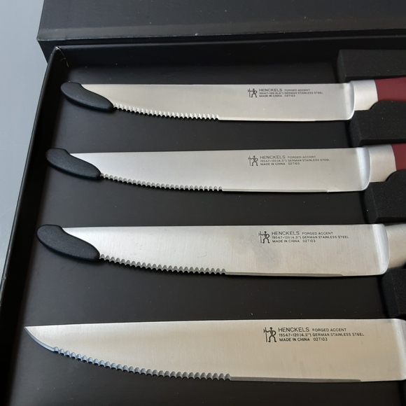 This Henckels knife set includes four stainless steel steak knives with a vibran - Picture 5 of 9